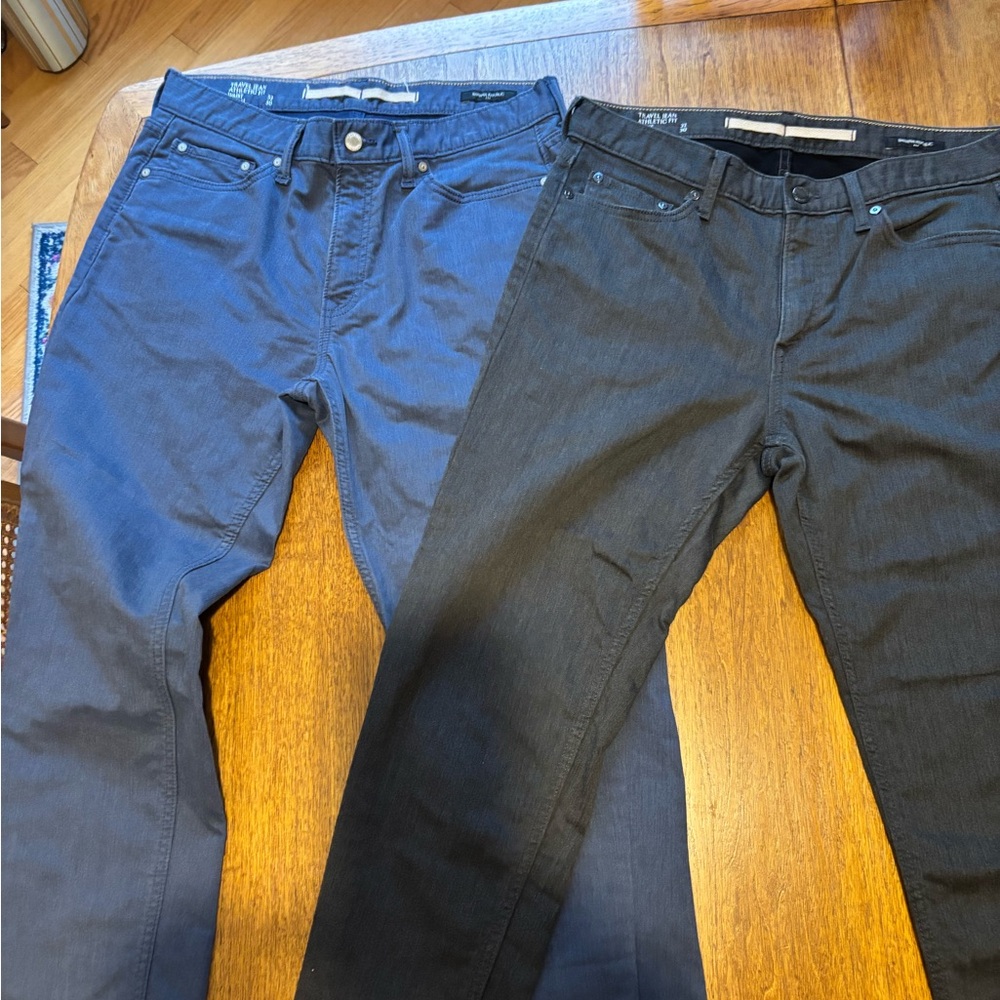 Banana Republic Men's Blue and Black traveler pants. Size 32x30 athletic fit.